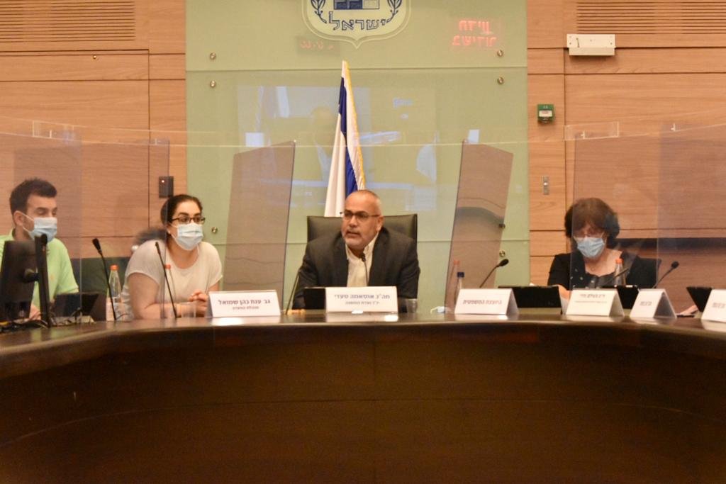 لجنة مكافحة حوادث العمل برئاسة النائب أسامة السعدي تعقد جلستها الأولى حول موضوع السقايل والمعايير الأوروبية-0
