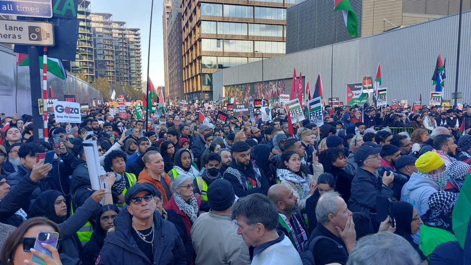 300 ألف شاركوا في المسيرة المؤيدة للفلسطينيين بلندن-0