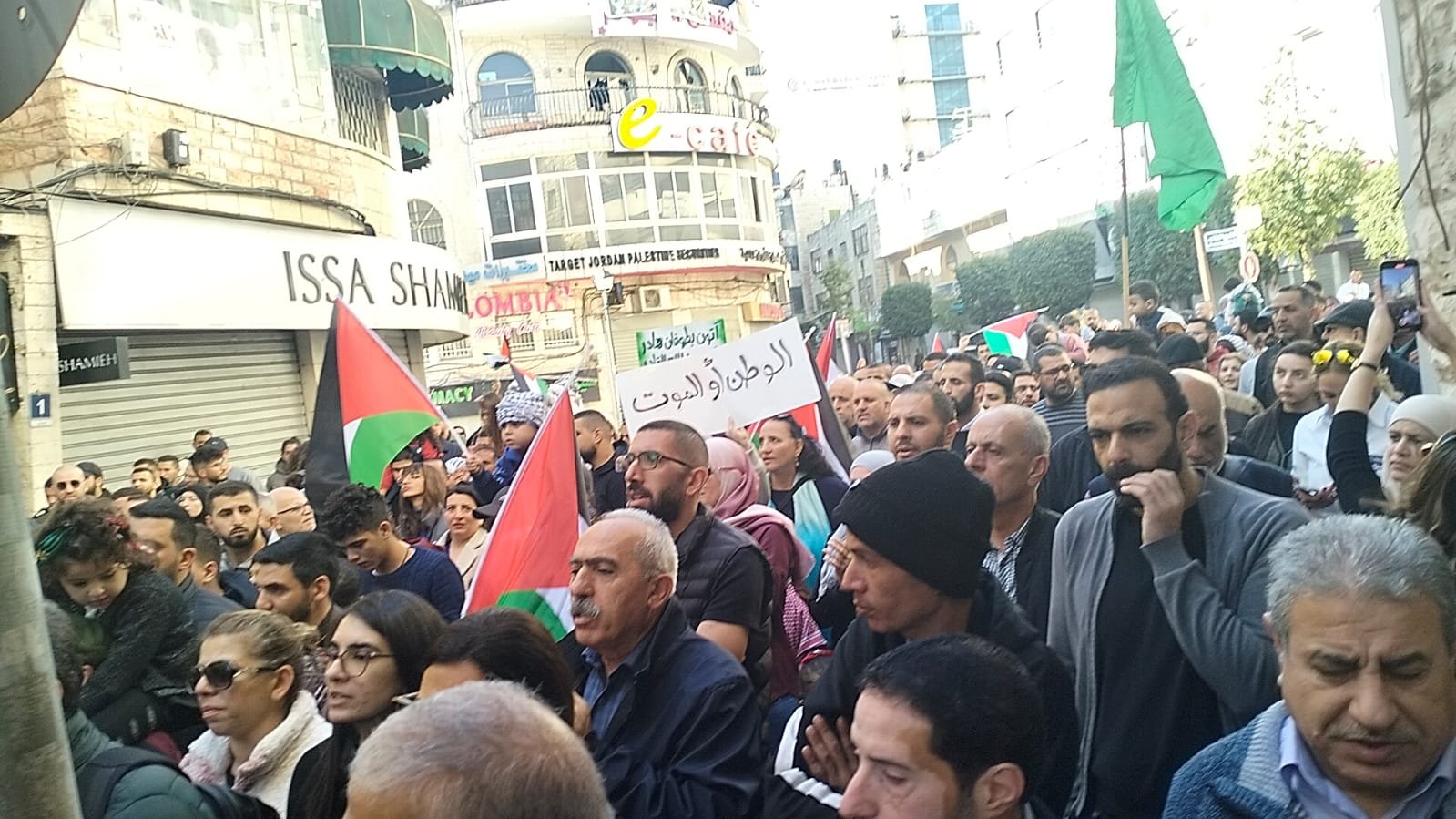 فيديو| مسيرات واضرابات تعم ارجاء الضفة الغربية تضامنًا مع قطاع غزة-1