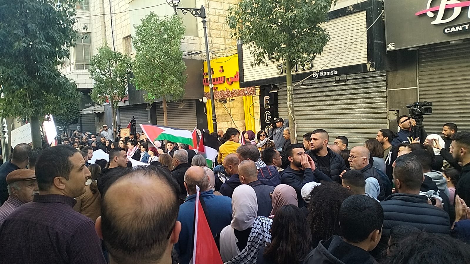 فيديو| مسيرات واضرابات تعم ارجاء الضفة الغربية تضامنًا مع قطاع غزة-3