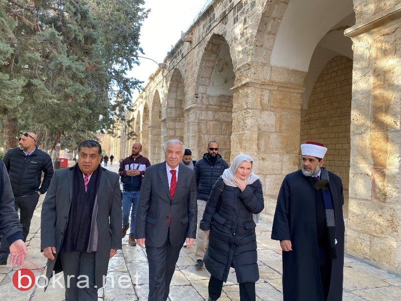 مدير أوقاف القدس يستقبل وزير بريطاني في المسجد الأقصى-1