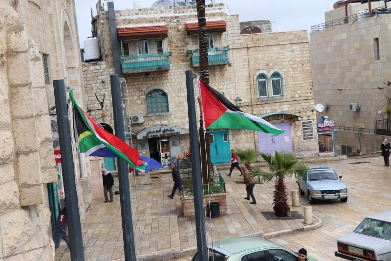 بلدية بيت لحم ترفع علم جنوب إفريقيا لموقفهم الداعم للقضية الفلسطينية-4