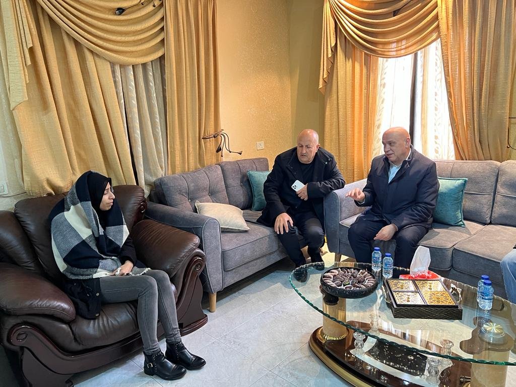 الوزير فريج بزيارة تعزية لعائلة المغدورة الطالبة رزان عباس في كفر كنا-2