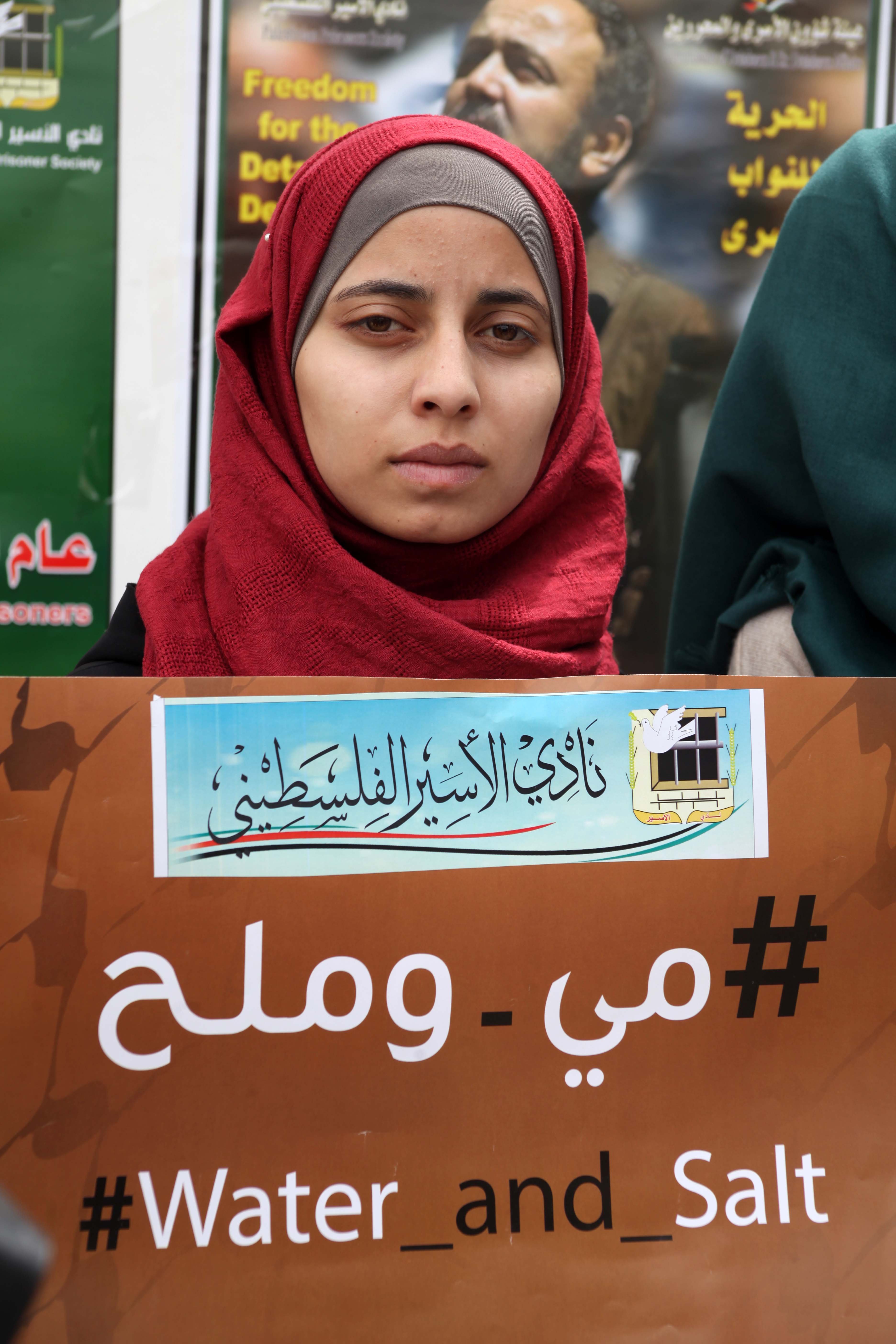 الخليل: اعتصام لأهالي الأسرى احتجاجا على سياسة المنع الامني-5
