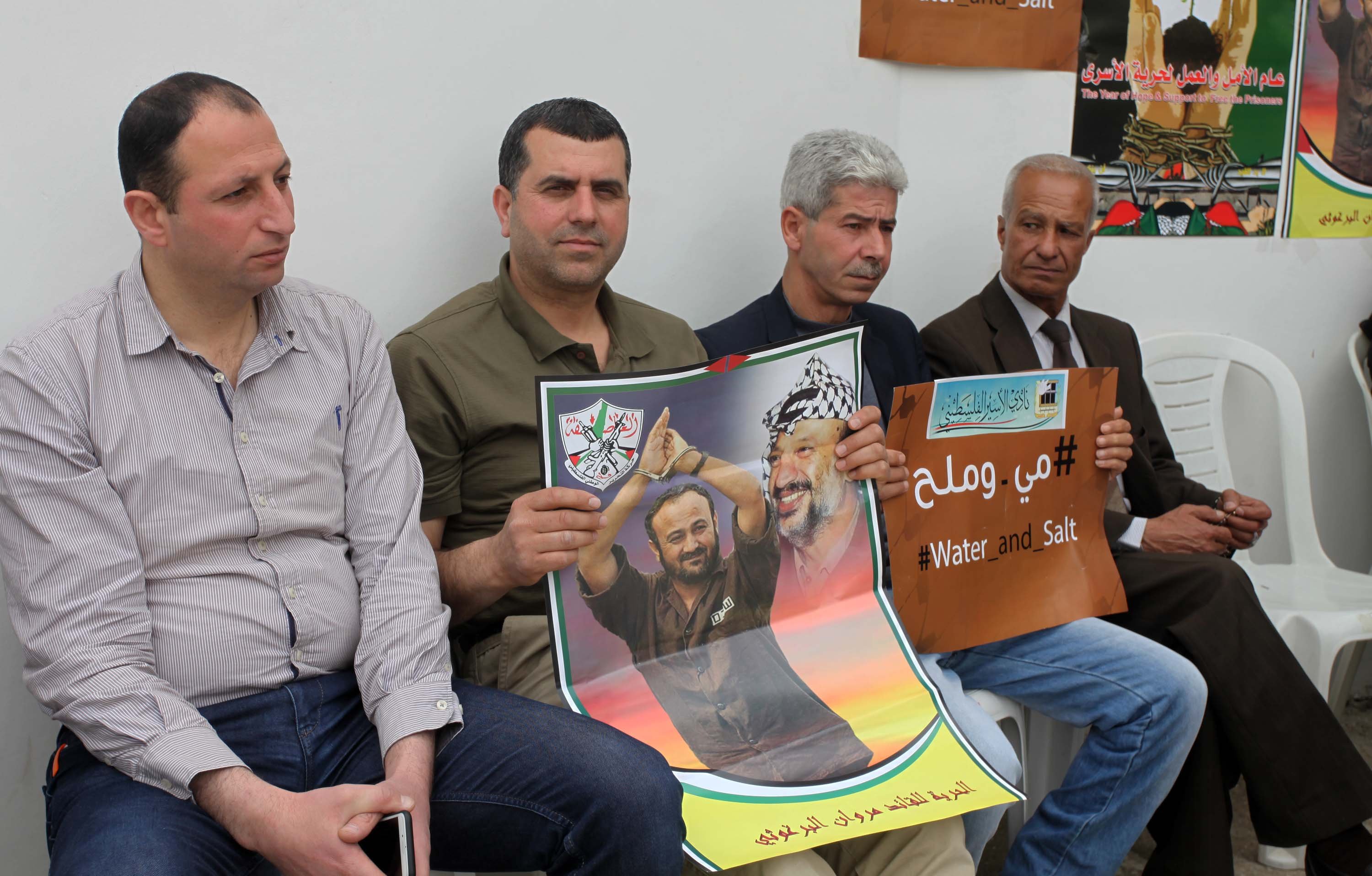 الخليل: اعتصام لأهالي الأسرى احتجاجا على سياسة المنع الامني-7