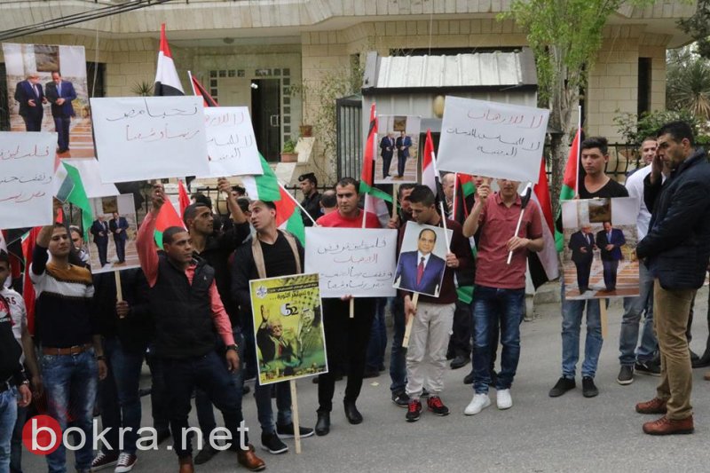 وقفة تضامنية أمام السفارة المصرية ضد التفجيرات الإرهابية برام الله-15