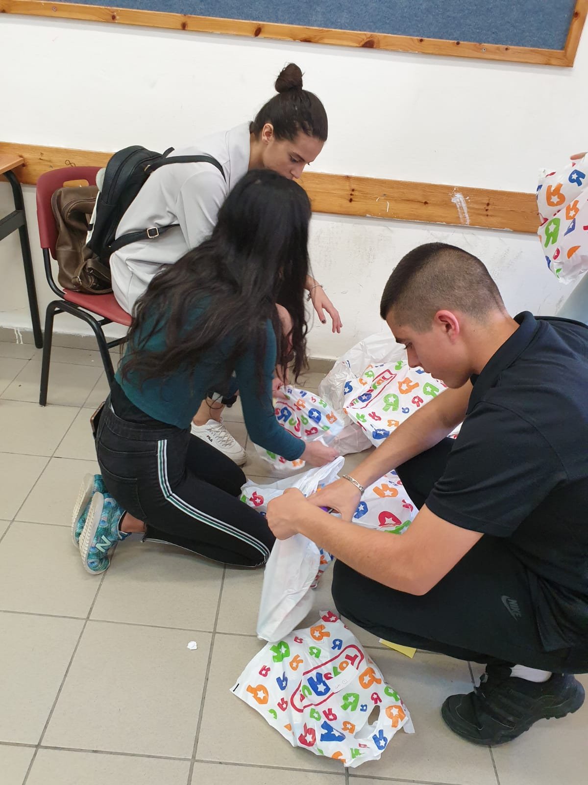طلاب "بيت الحكمة" الثانويّة يبادرون بإرسال "كسوة العيد" للأطفال في النّاصرة والقدس-6
