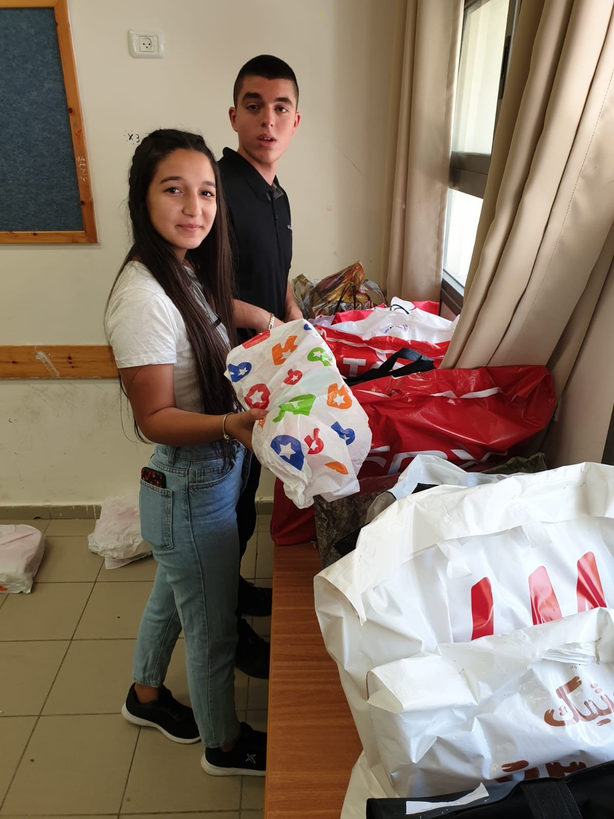 طلاب "بيت الحكمة" الثانويّة يبادرون بإرسال "كسوة العيد" للأطفال في النّاصرة والقدس-10