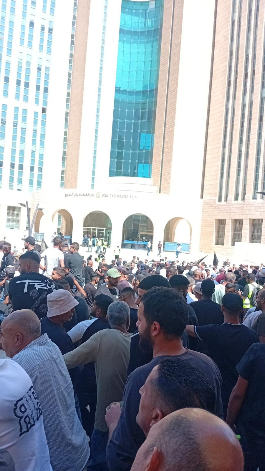 الآلاف يشاركون في مظاهرة "العهد والوفاء" في بئر السبع احتجاجًا على سياسة الهدم والعنف-1
