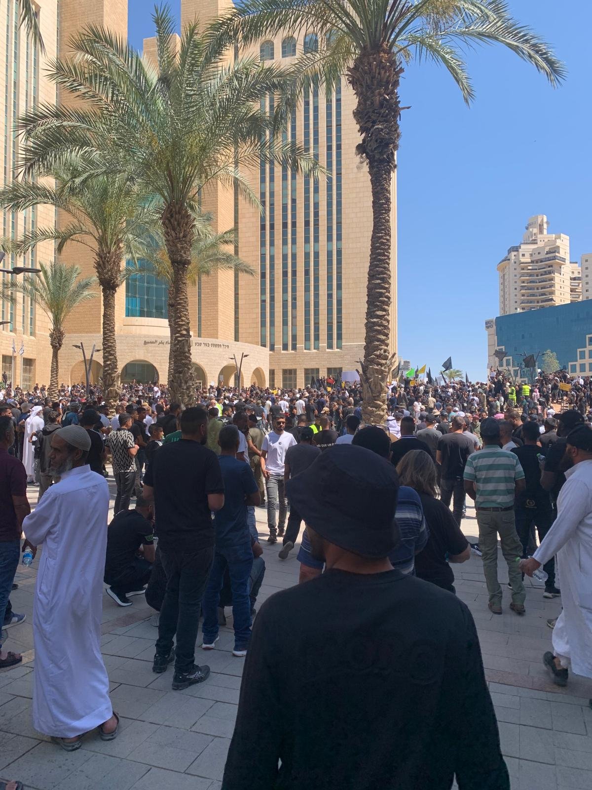 الآلاف يشاركون في مظاهرة "العهد والوفاء" في بئر السبع احتجاجًا على سياسة الهدم والعنف-4