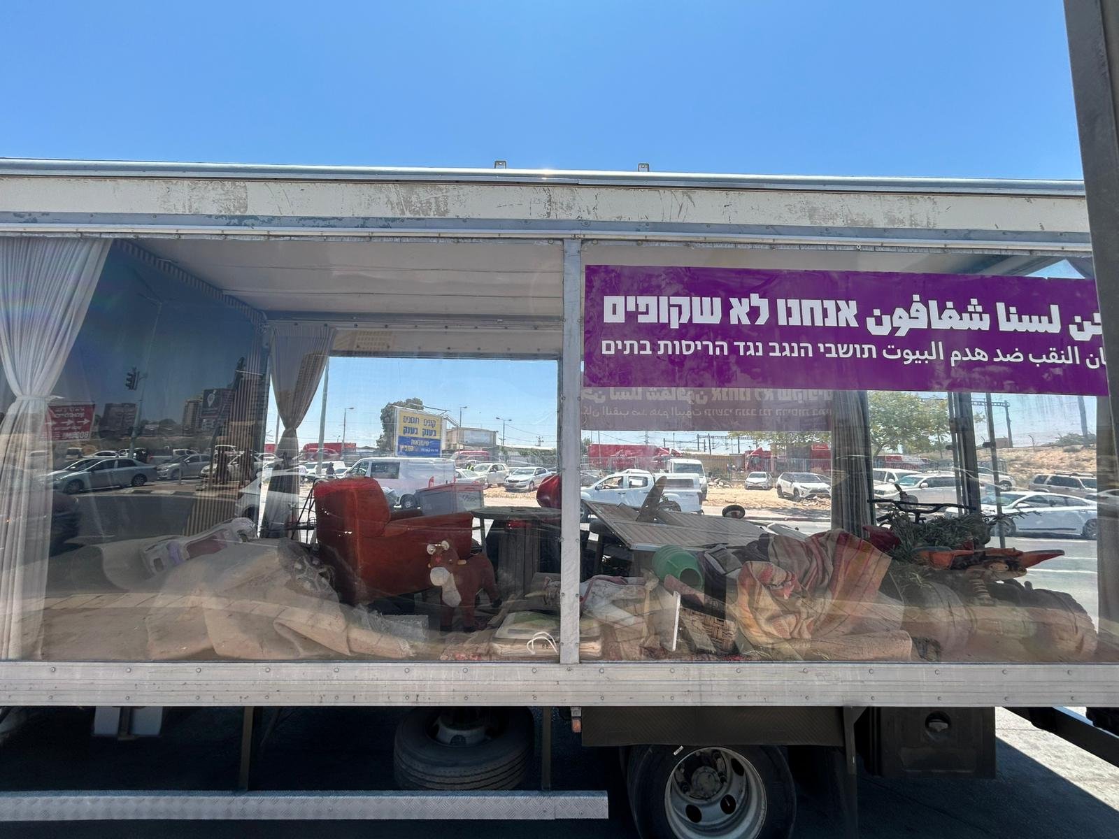 شاحنة تحمل أنقاض منزل مهدوم من النقب أمام منزل نتنياهو في القدس - الأعسم "لن نتوقف حتى يتوقف الهدم"-5