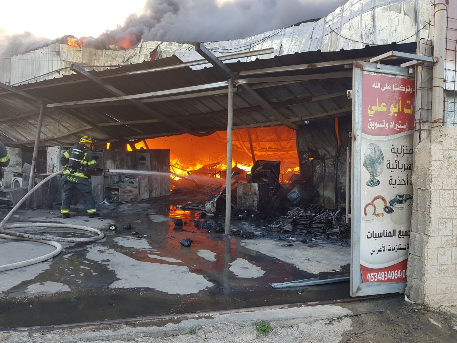بالصور: هذا ما تسببه الحريق في مخزن بمحطة وقود اليوم في كابول-2