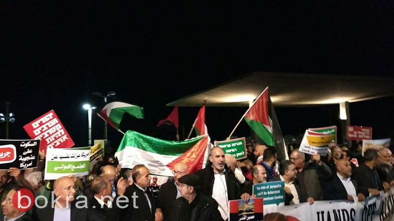 المئات يتظاهرون قبالة السفارة الأميركية في تل ابيب-12