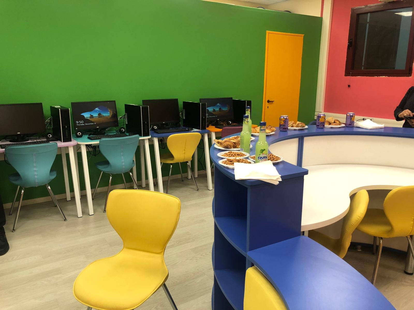  يافة الناصرة: بنك هبوعليم يتبرع بحواسيب لمدرسة الشمالي-0