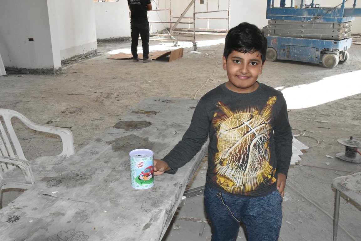الطفل هشام نِعيم من ترشيحا يتبرع بحصالته الشخصية لمشروع بناء مسجد عمر بن الخطاب-1