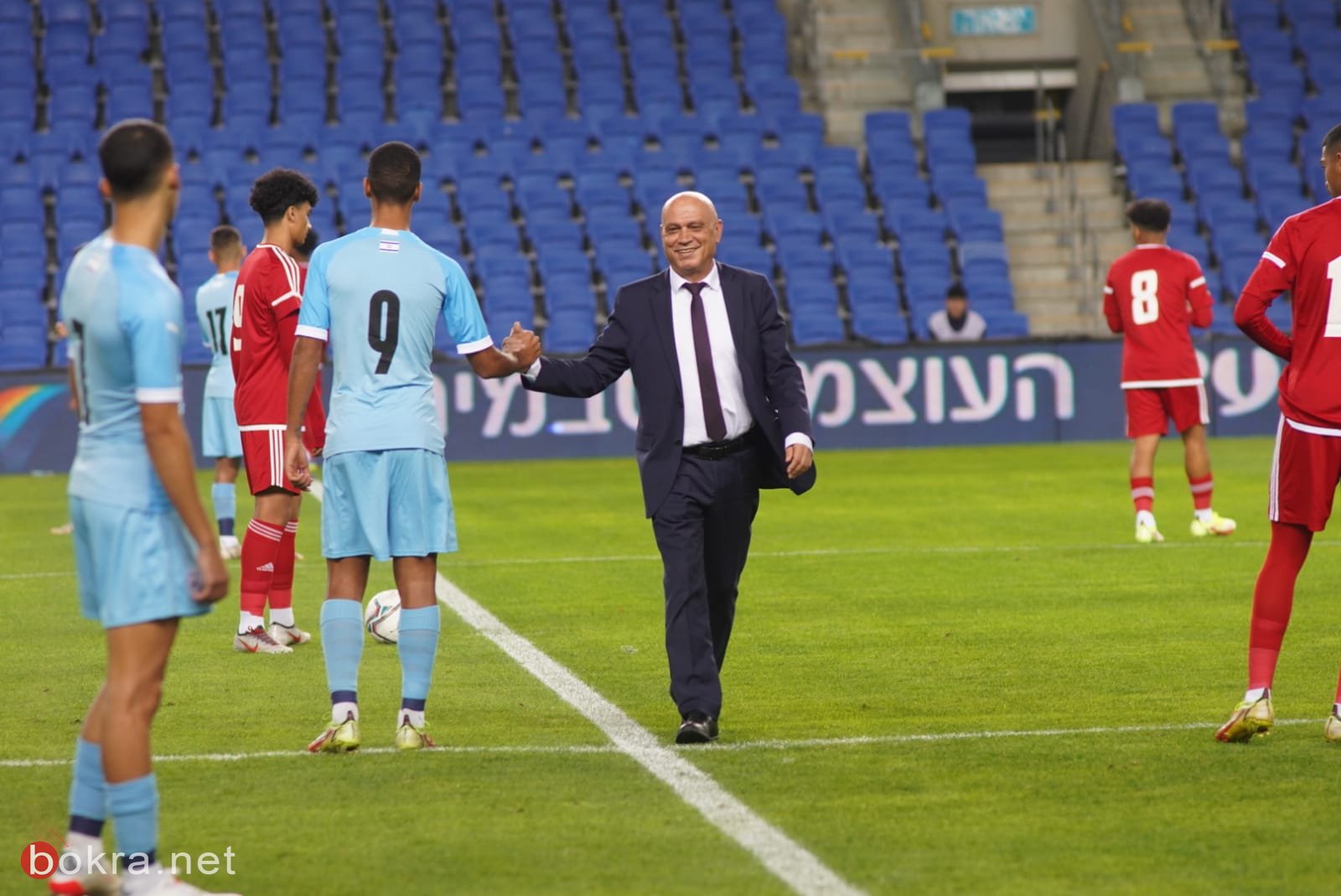 الوزير فريج ينفذ ركلة البداية في المباراة التاريخية بين اسرائيل والإمارات-3