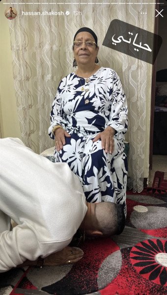 صورة: حسن شاكوش يُقبل قدم والدته معلقاً "حياتي"-0
