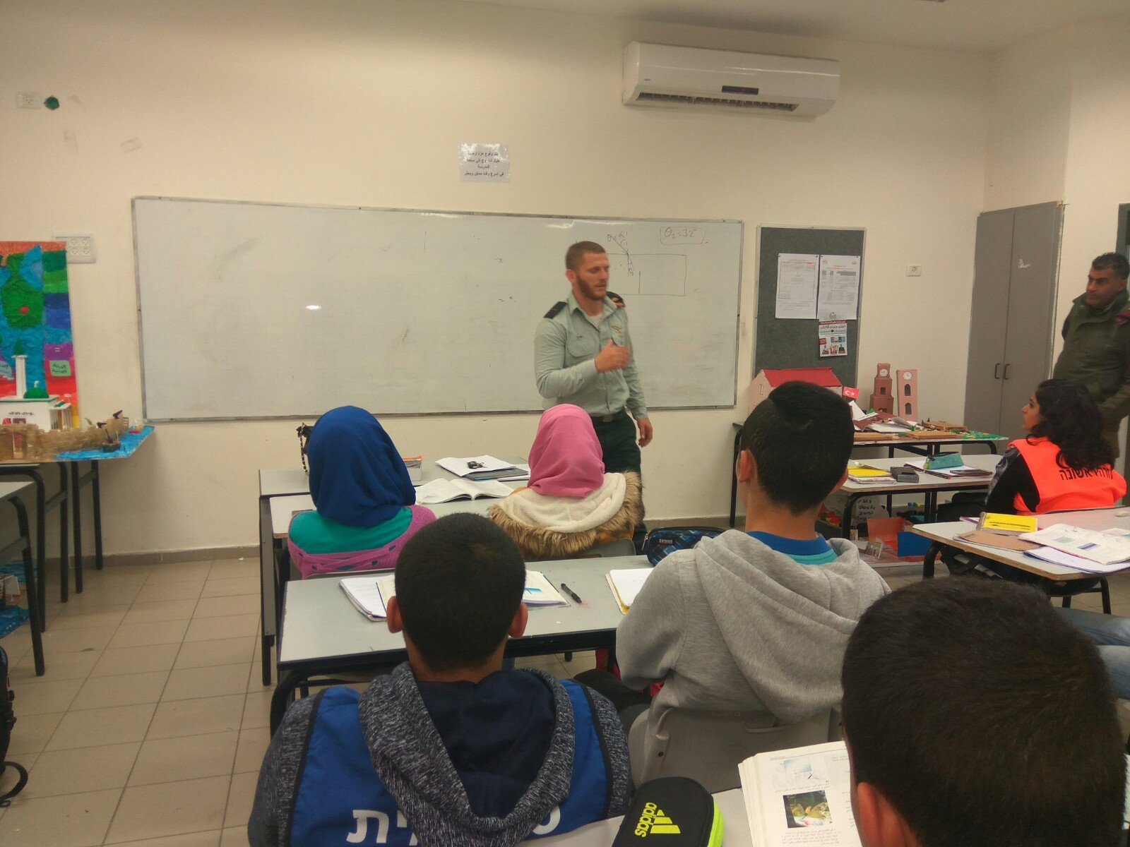 طلاب "بيت الحكمة" في الناصرة يشاركون في تمرين مواجهة الطوارئ-10