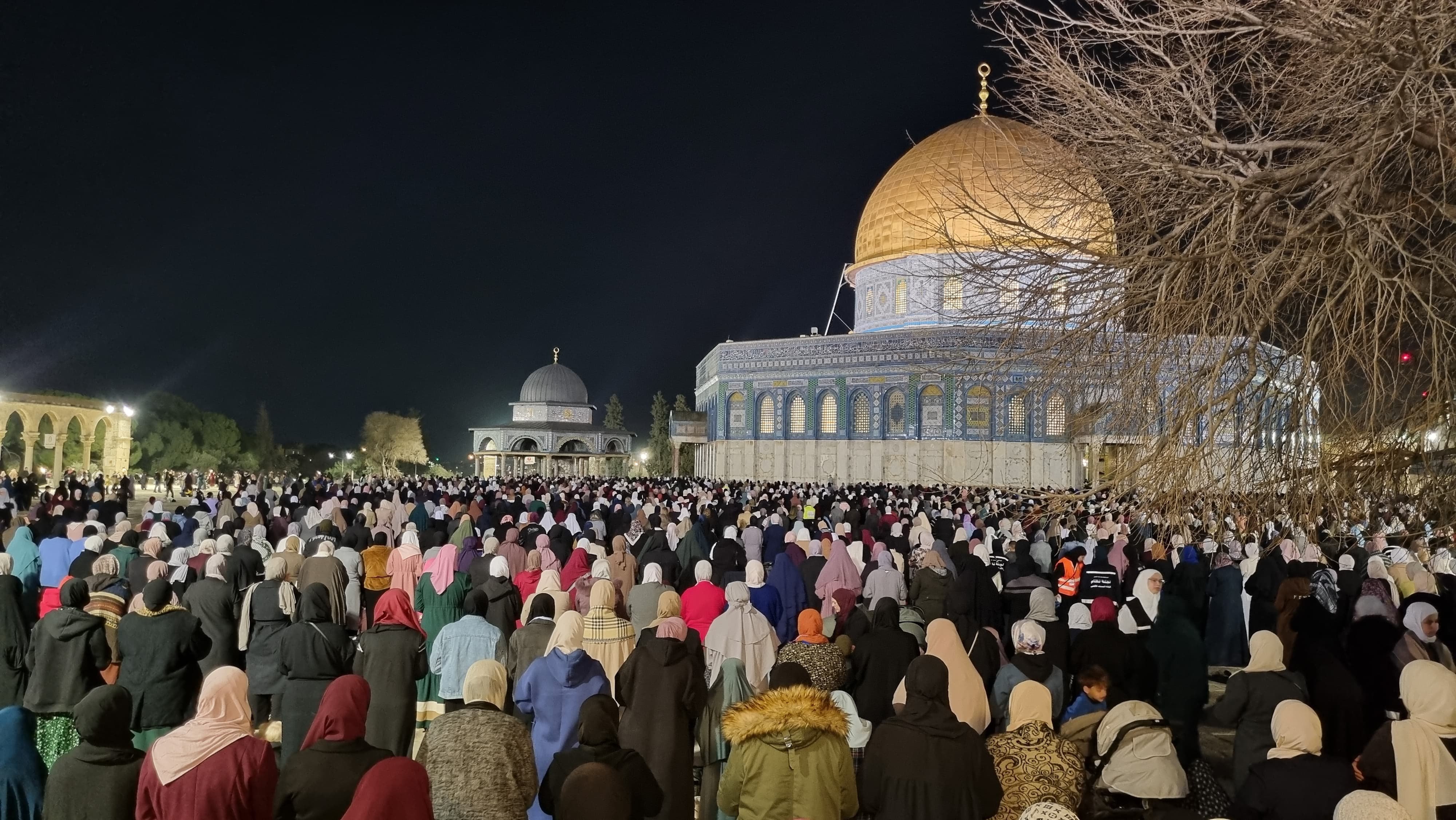 100 ألف مصل يؤدون العشاء والتراويح في المسجد الأقصى رغم القيود المشددة-3