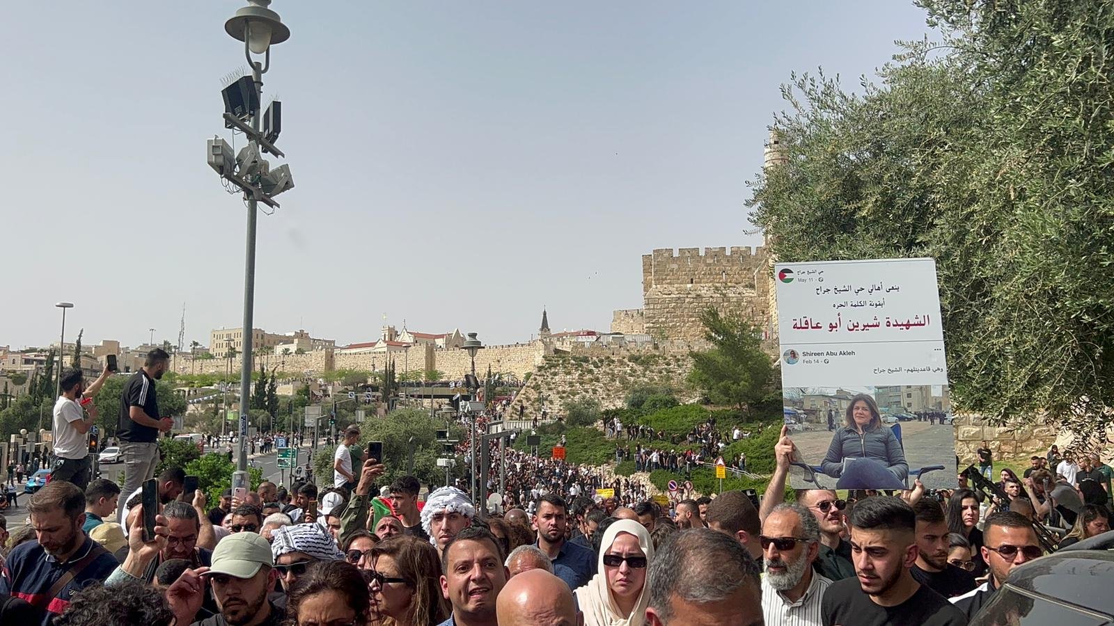 مباشر من القدس| جثمان الشهيد شيرين ابو عاقلة يوارى الثرى-1