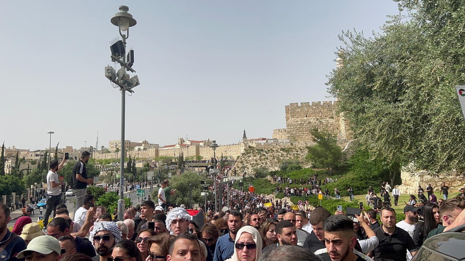 مباشر من القدس| جثمان الشهيد شيرين ابو عاقلة يوارى الثرى-5