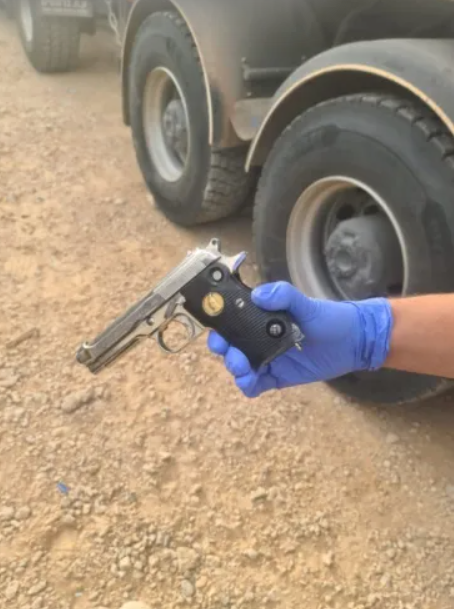 الشرطة تعتقل شابة من طرعان ظهرت في فيديو وهي تحمل مسدسين-0