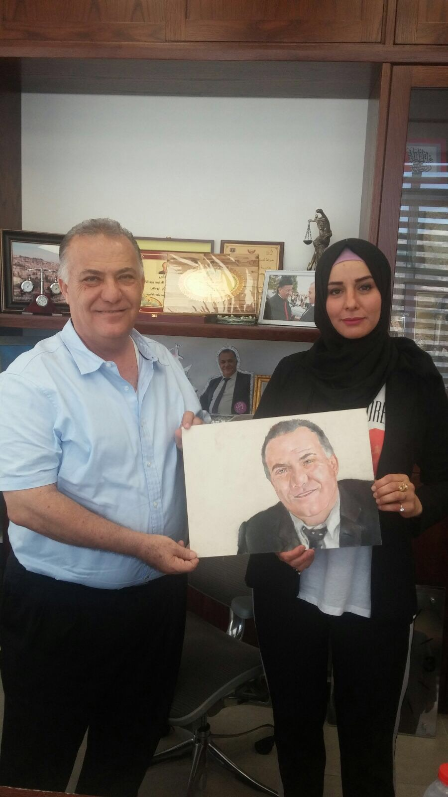 الرسامة أزهار عيّاد تهدي لوحة لرئيس بلديّة الناصرة-1