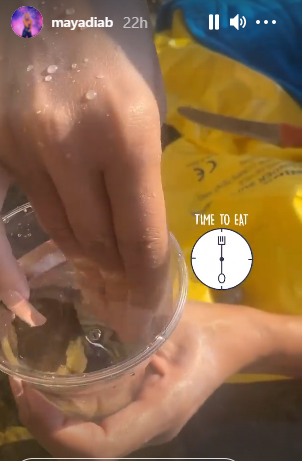 مايا دياب تثير ضجة بسبب أكلها القريدس مباشرة من البحر- (صورة)-0