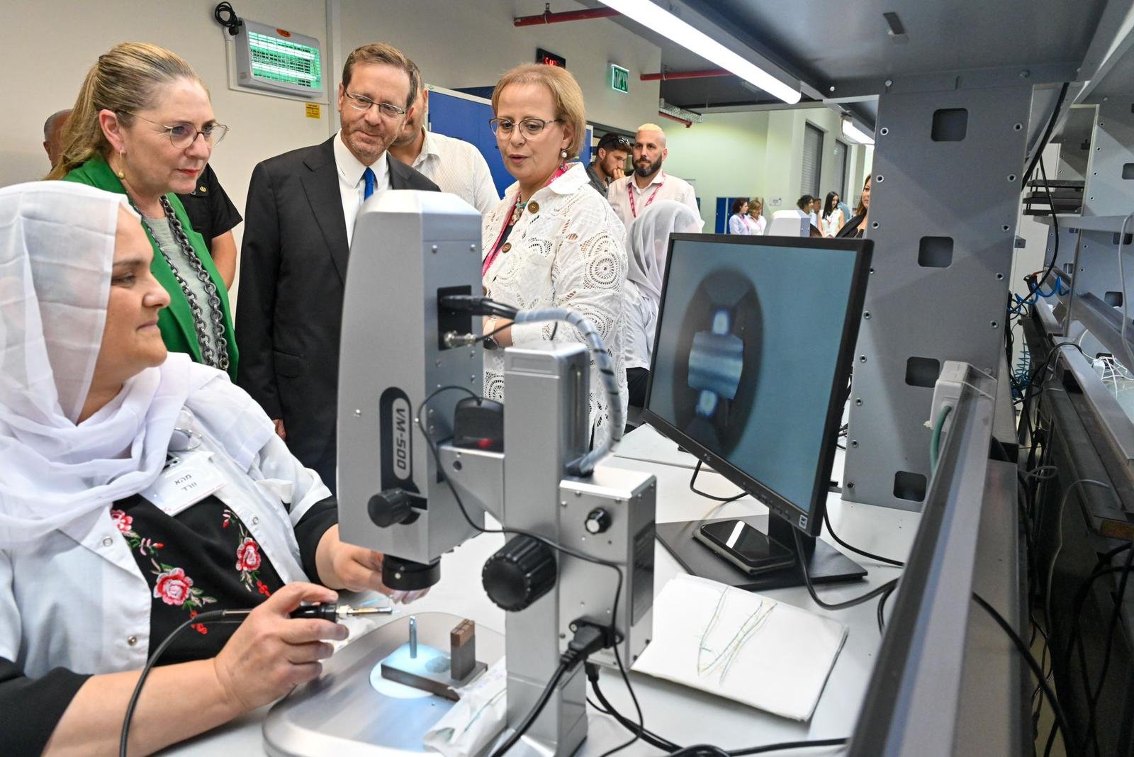 رئيس الدولة يتسحاق هرتسوغ في زيارة لمصانع عربية في الشمال-1