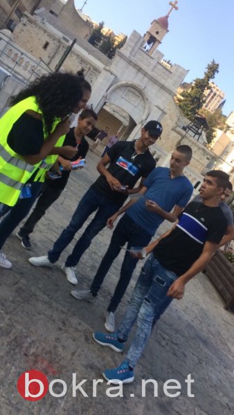توزيع مناشير توعوية في الناصرة: كلنا ضحايا حوادث الطرق .. حياتك اهم -3