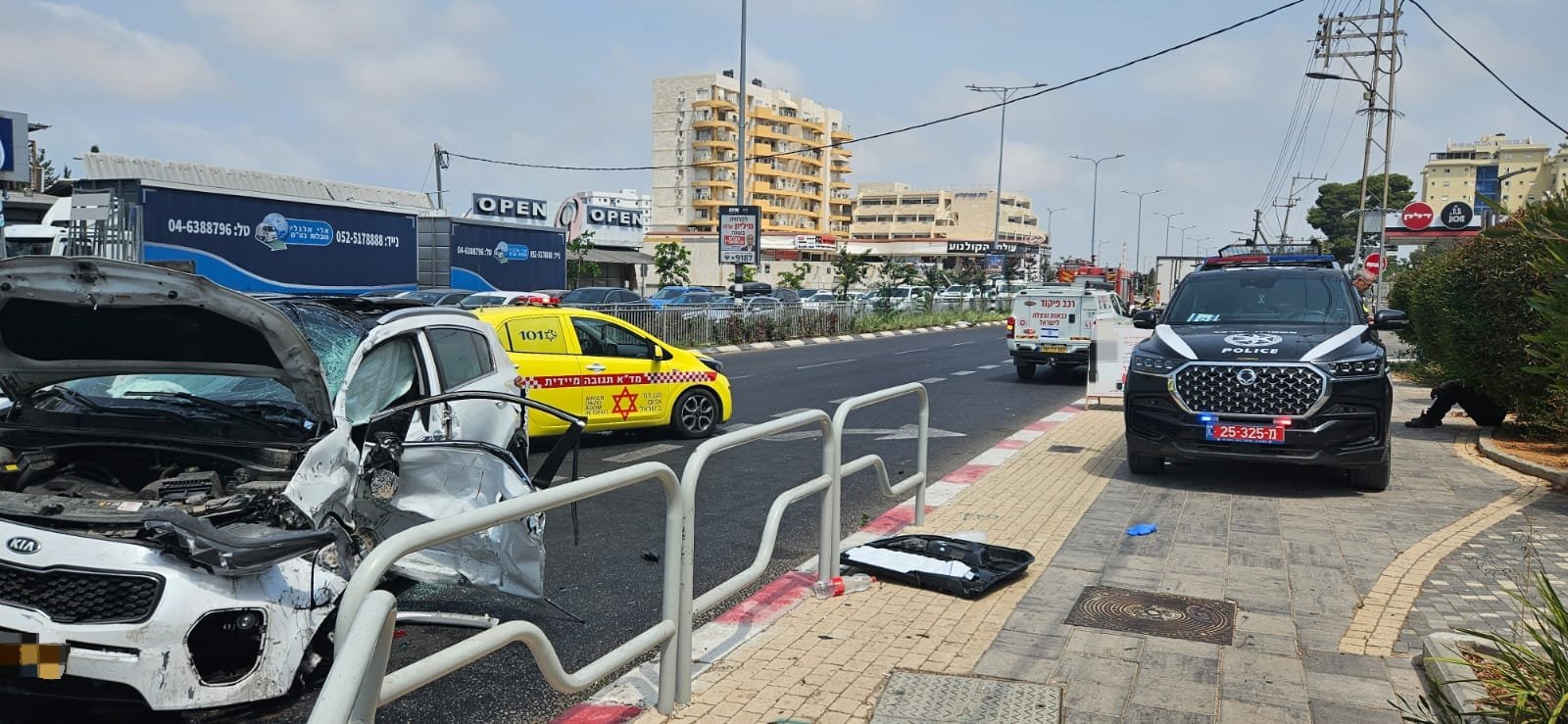 الخضيرة: اصابة شخصين في حادث طرق صعب بعد تصادم بين سيارة وشاحنة على طريق 4-1