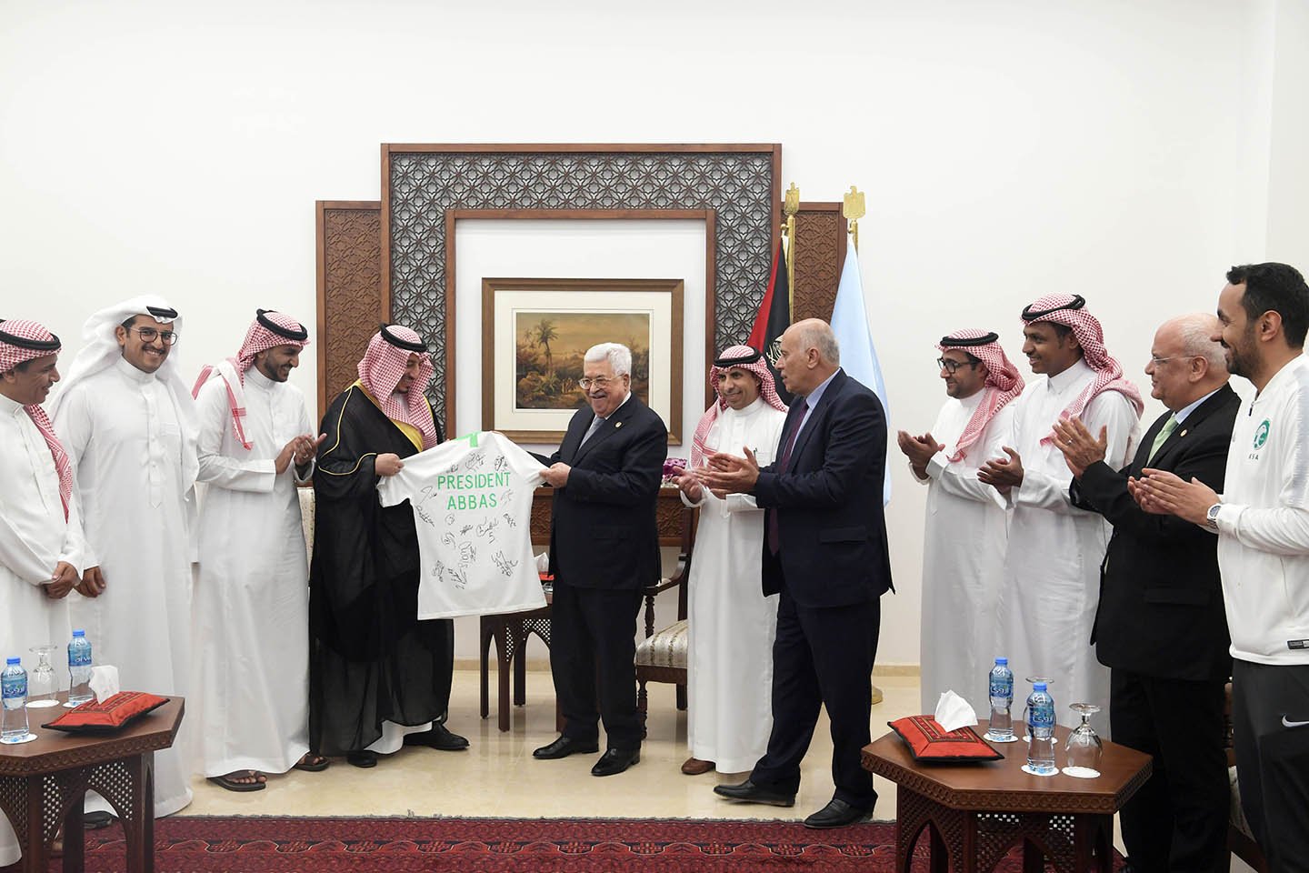 عباس يستقبل بعثة المنتخب السعودي: زيارتكم تجسد العلاقة التاريخية بين البلدين-13