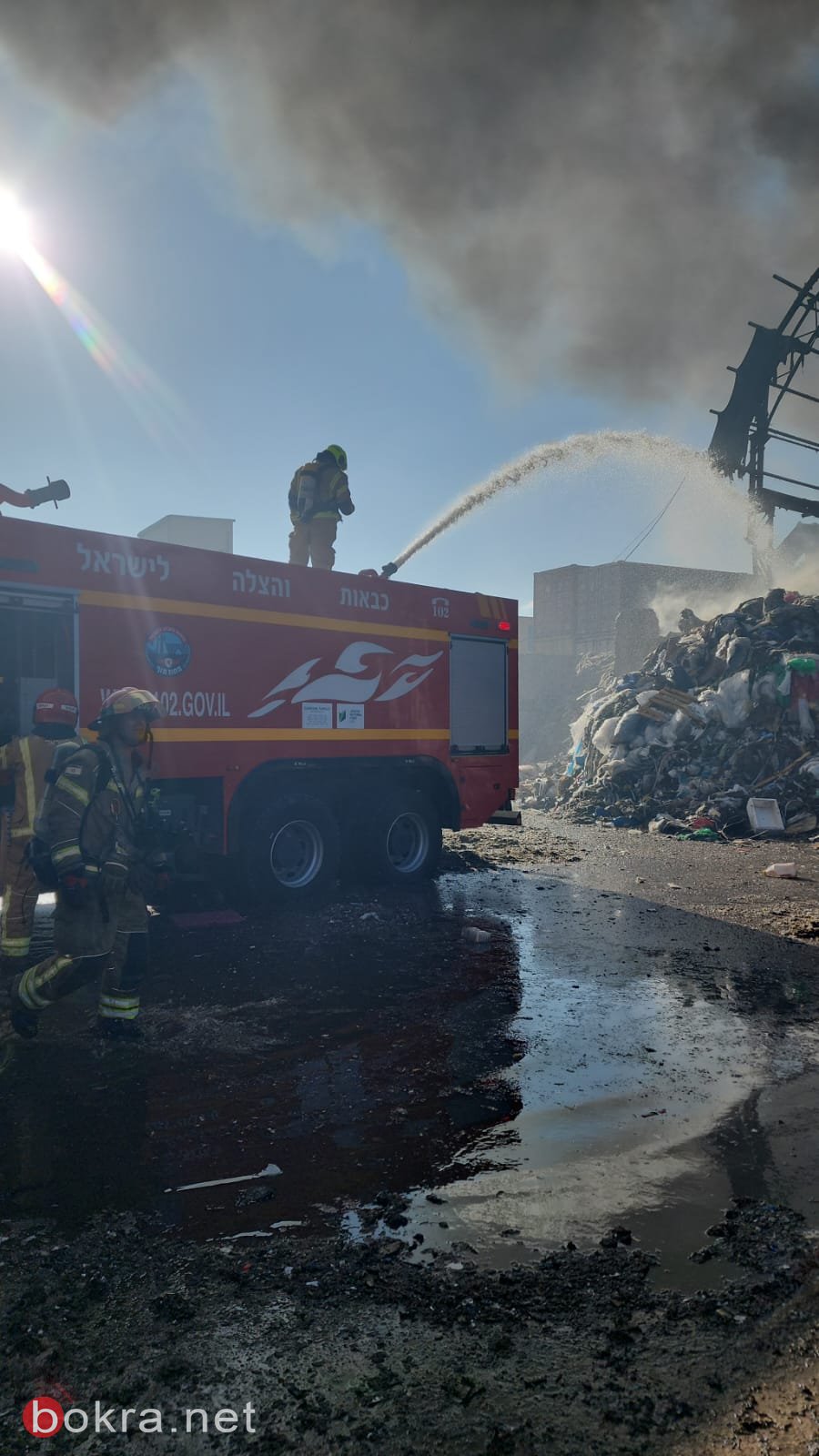 جراء سقوط صاروخ...حريق في منطقه مفتوحه ومصنع لتكرير النفايات. في كريات اتا-0