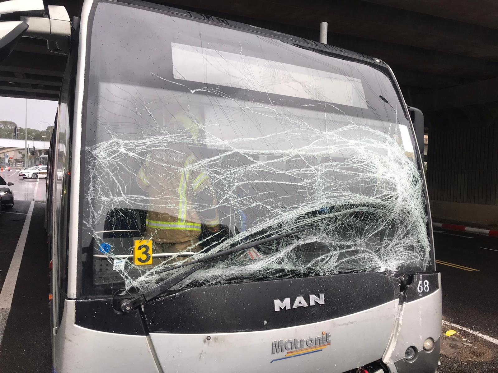 حيفا: تخليص سائق حافلة مطرونيت بعد ان علق بالحافلة جرّاء حادث طرق-0