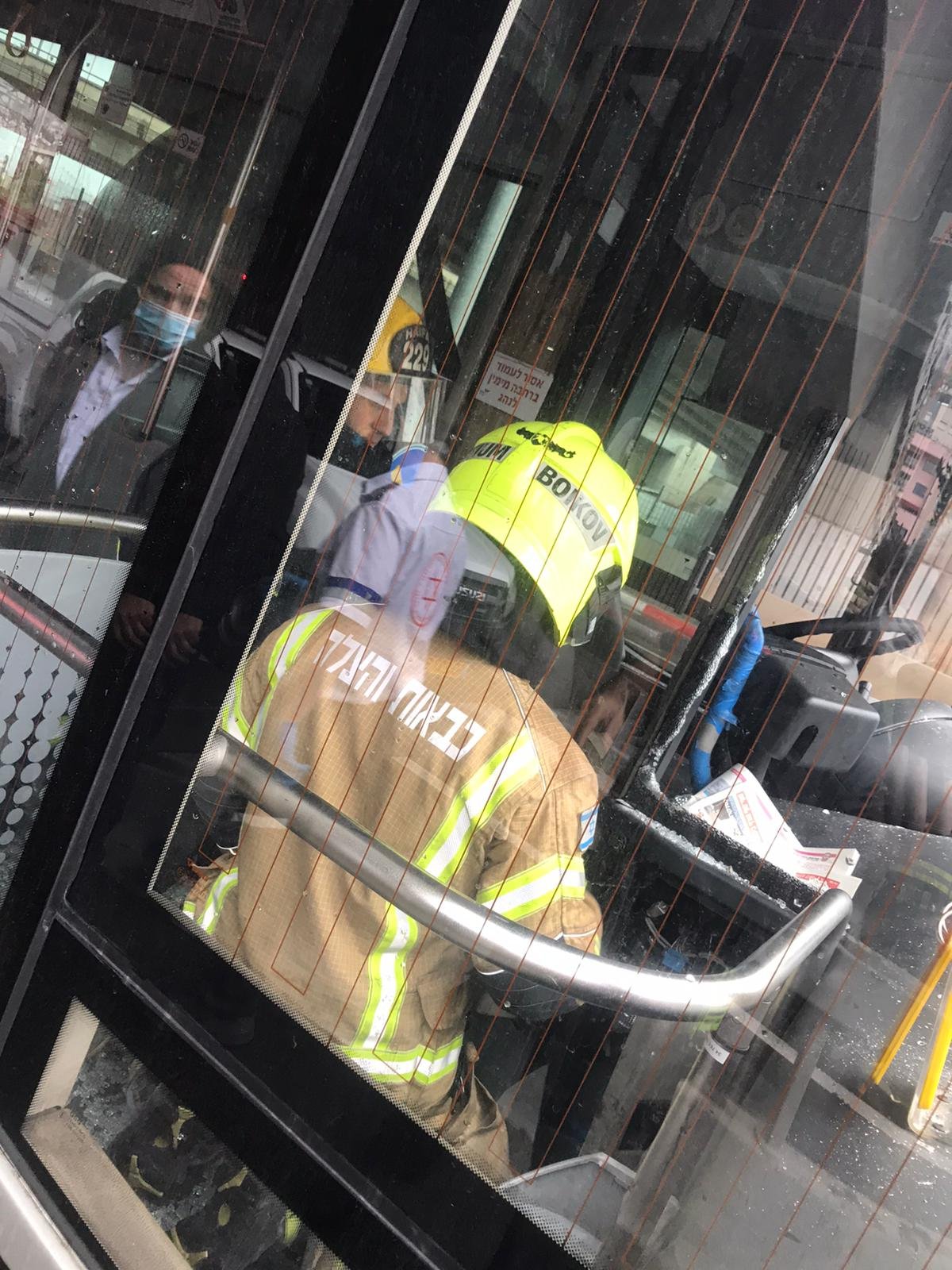 حيفا: تخليص سائق حافلة مطرونيت بعد ان علق بالحافلة جرّاء حادث طرق-1