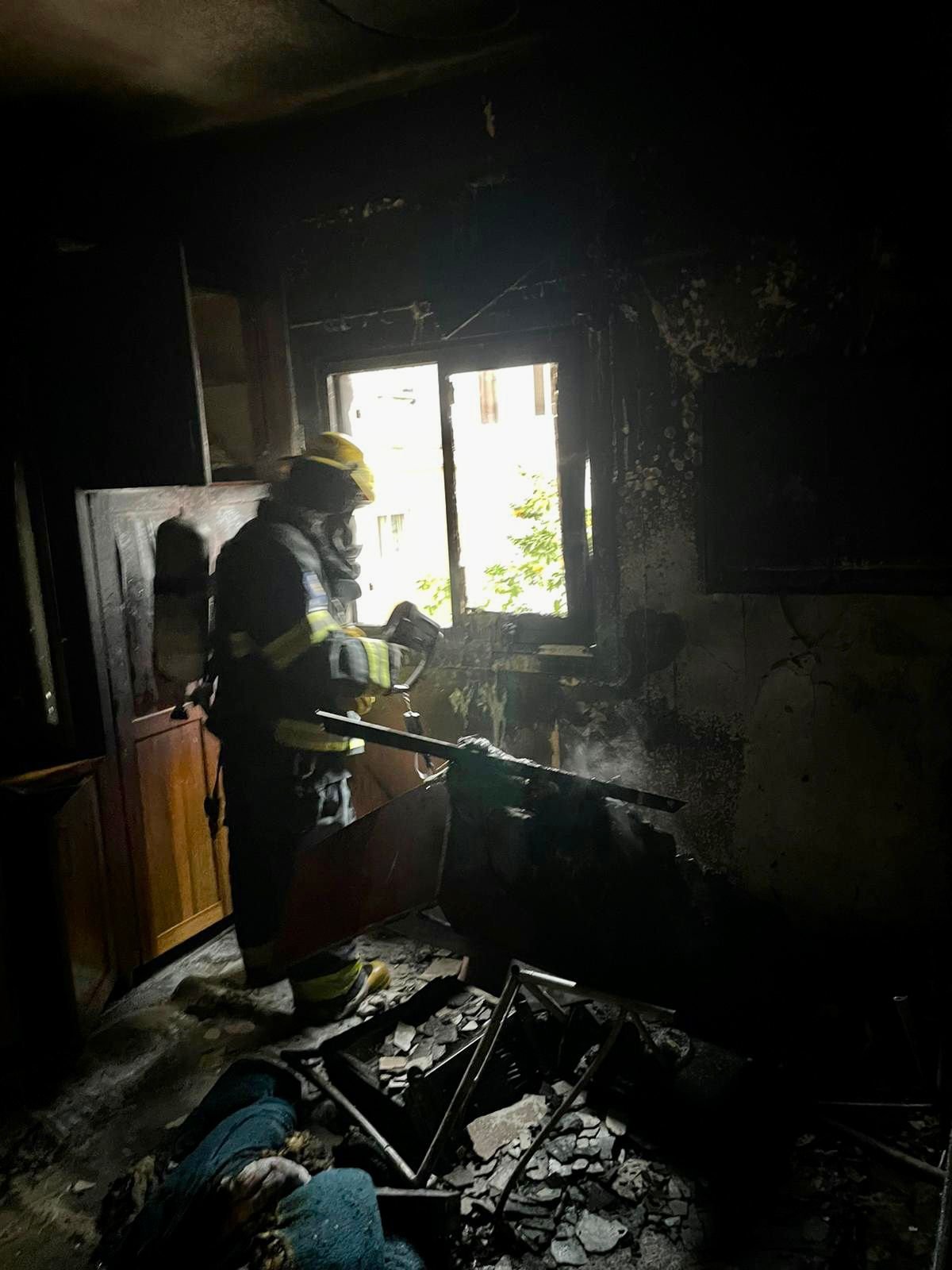 المشهد: حريق في منزل وتخليص عالقين-1