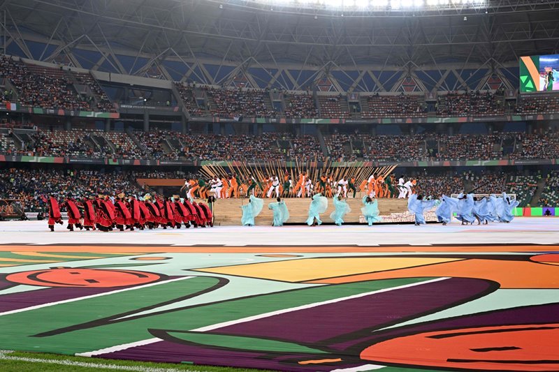 افتتاح كأس إفريقيا بحفل مبهج وجماهير إيفوارية تخطف الأنظار برفعها علم فلسطين-8