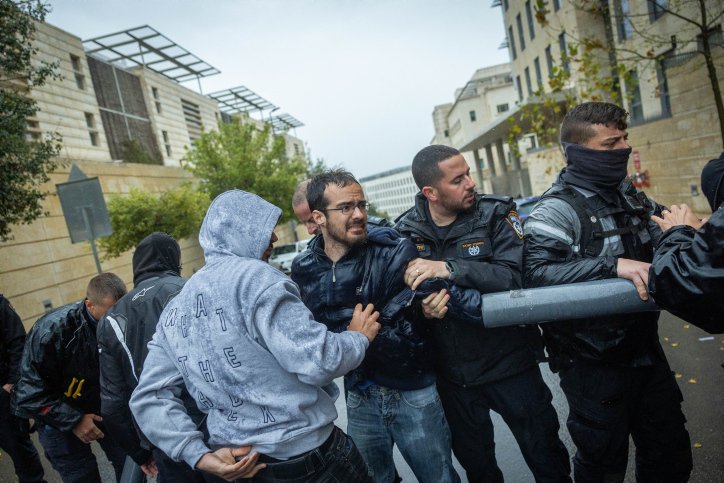 محتجون يغلقون مداخل عدد من الوزارات في القدس والشرطة تبعدهم بالقوة-0