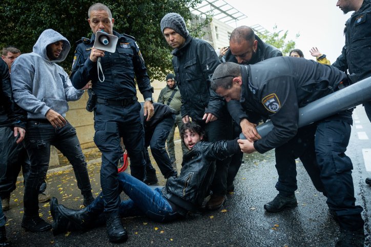 محتجون يغلقون مداخل عدد من الوزارات في القدس والشرطة تبعدهم بالقوة-2