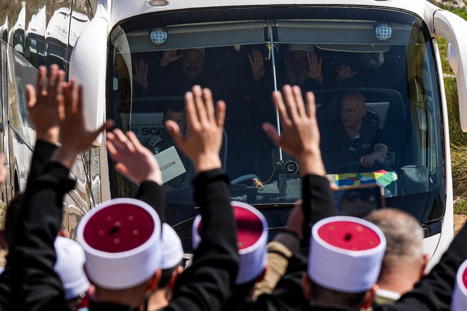 (صور) زيارة تثير جدلا: وفد رجال الدين الدروز السوريين في طريقهم إلى مزار النبي شعيب-1