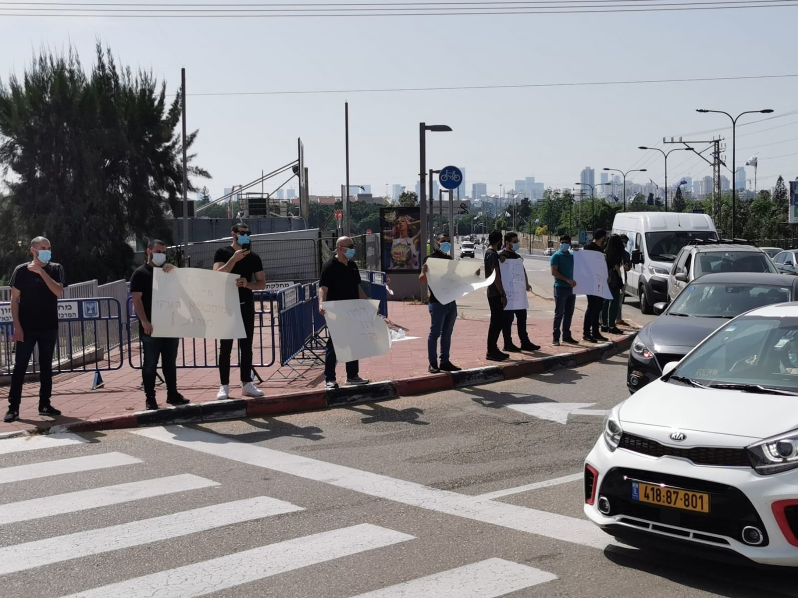 تظاهرة مقابل مستشفى تل هشومير تنديدًا بقتل يونس دون رحمة او شفقة -0