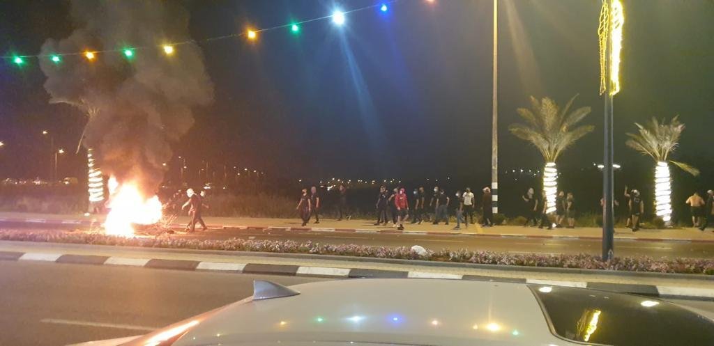 كفرقرع: أجواء متوترة بين الشرطة والمتظاهرين واعتقالات-0