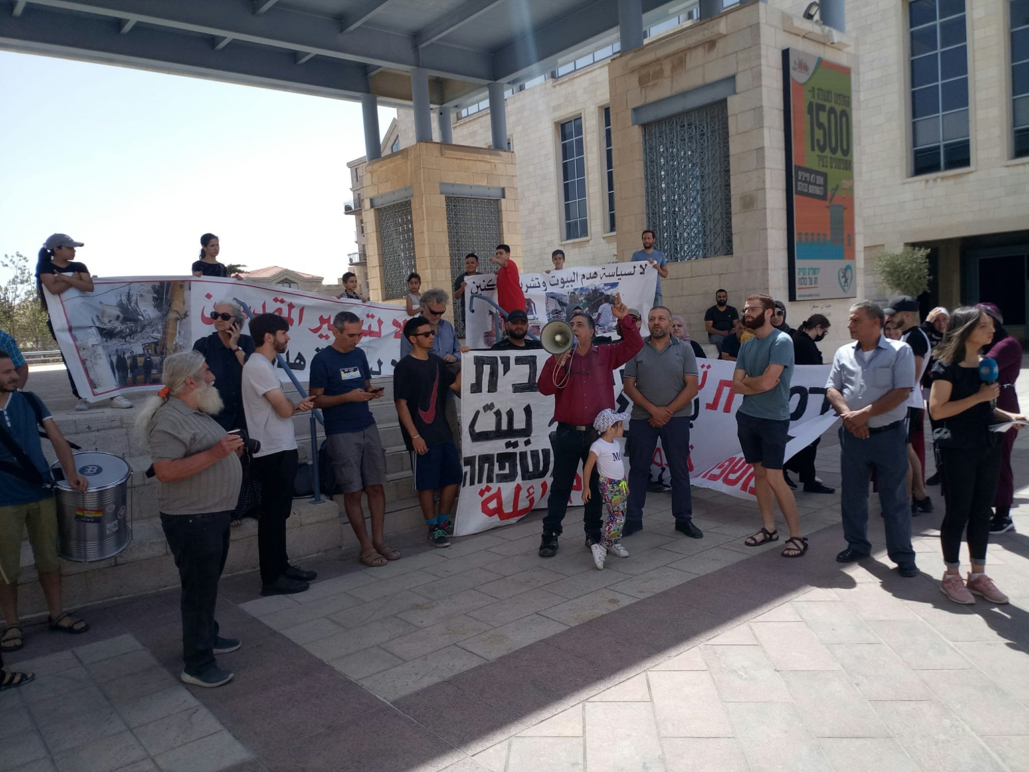 وقفة احتجاجية في القدس رفضا لسياسة هدم المنازل-0