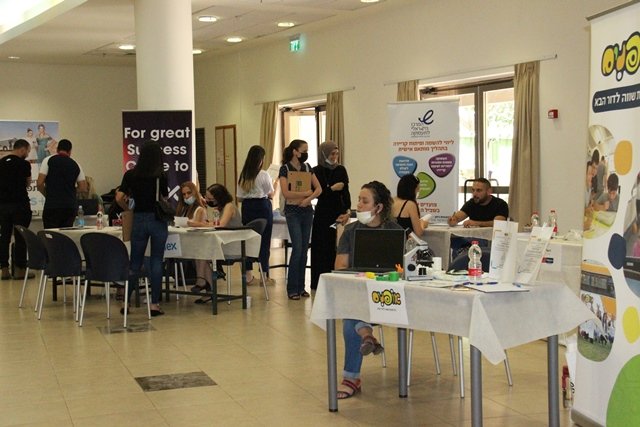 معرض التشغيل السنوي بمشاركة المئات من الطلاب والخريجين العرب في كلية عيمك يزراعيل‎‎-7