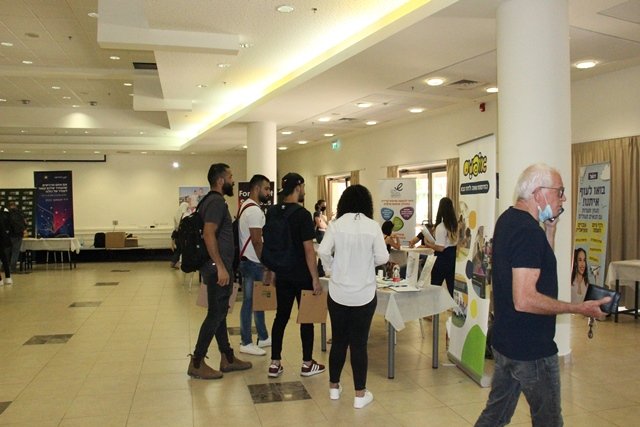معرض التشغيل السنوي بمشاركة المئات من الطلاب والخريجين العرب في كلية عيمك يزراعيل‎‎-12