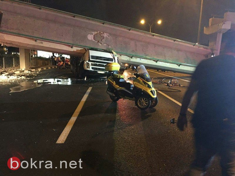 حادثة انهيار الجسر: العثور على جثة السائق مسحوقة داخل الشاحنة بعد رفع الجسر-0