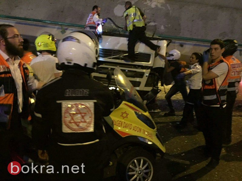 حادثة انهيار الجسر: العثور على جثة السائق مسحوقة داخل الشاحنة بعد رفع الجسر-1