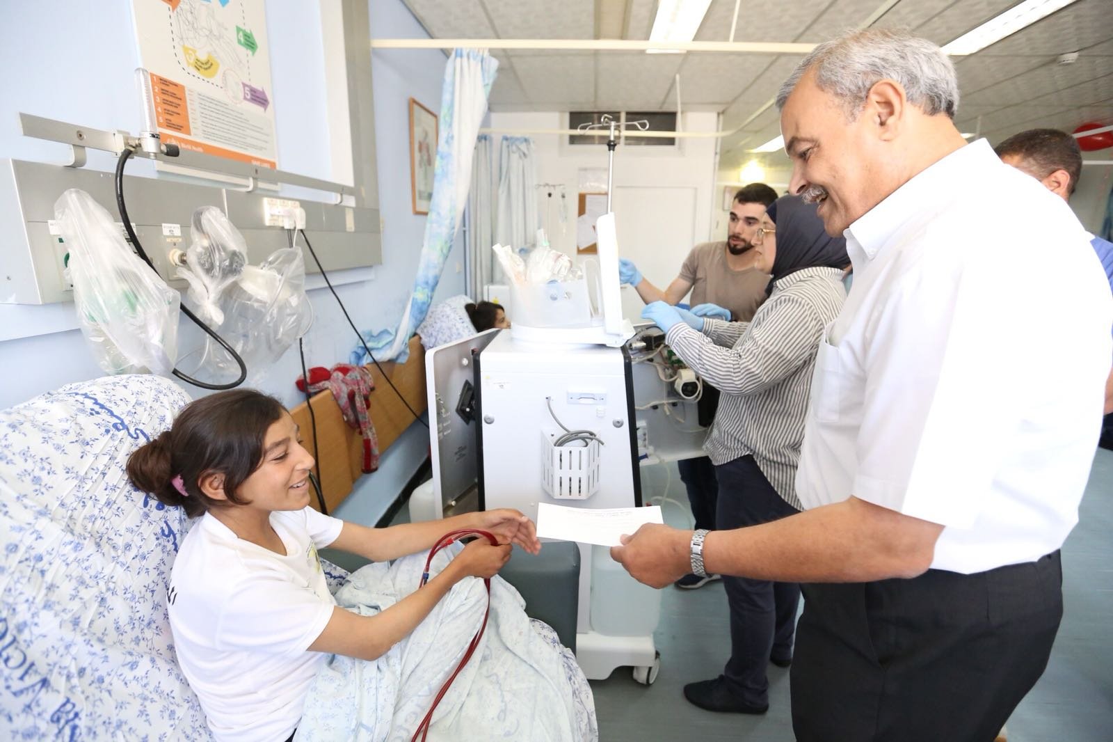 "الهلال الاحمر" تنظم يوم فرح ومرح لمرضى مستشفى "المُطَّلع" من الأطفال-1