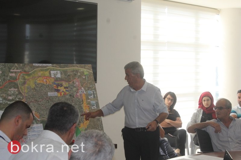 إدارة مازن غنايم تعرض للمواطنين مشروع المركز المدني الجديد ا-21