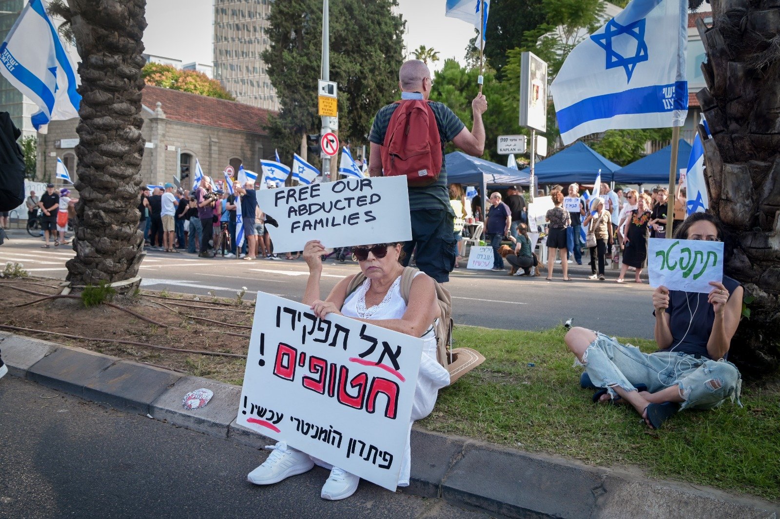 عائلات المحتجزين لدى حماس تتظاهر في تل ابيب: نتنياهو عار على إسرائيل-2